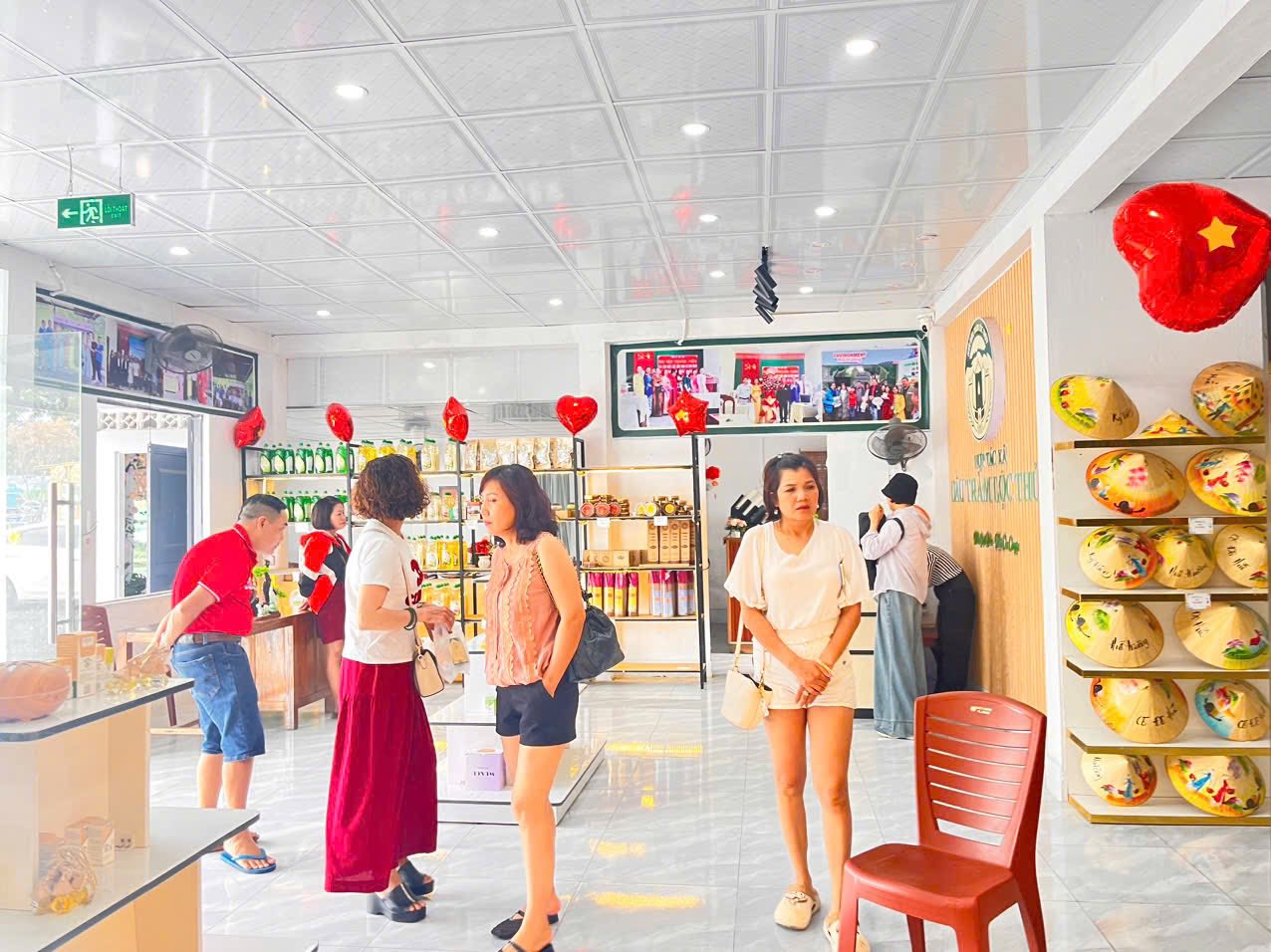 Trưng bày sản phẩm - Hợp Tác Xã Sản Xuất, Chế Biến, Dịch Vụ Dầu Tràm Xã Lộc Thủy